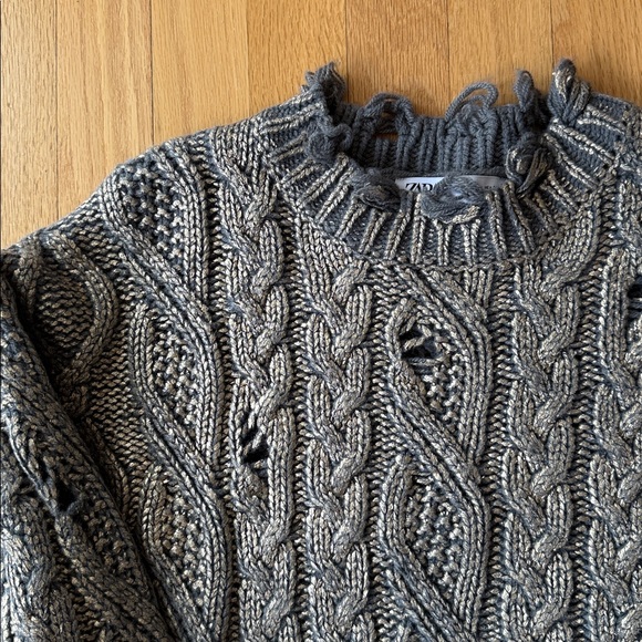 Zara Gray Cable Knit Metallic Sweater - Picture 3 of 3
